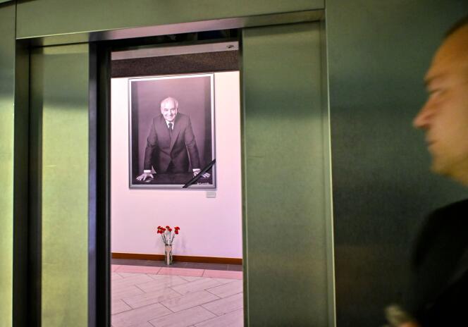 A man looks through a closing elevator's door at a portrait of the last leader of the Soviet Union and recipient of the Nobel Peace Prize in 1990, Mikhail Gorbachev, displayed in his memory in his office at the Gorbachev Foundation headquarters in Moscow, on August 31, 2022. 