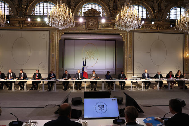 Emmanuel Macron préside le conseil des ministres, dans la salle des fêtes du palais de l’Elysée, à Paris, le 31 août 2022.