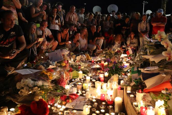 People gathered to pay tribute to the victims of the attack perpetrated the day before on the Promenade des Anglais by Mohamed Lahouaiej-Bouhlel, July 15, 2016. 