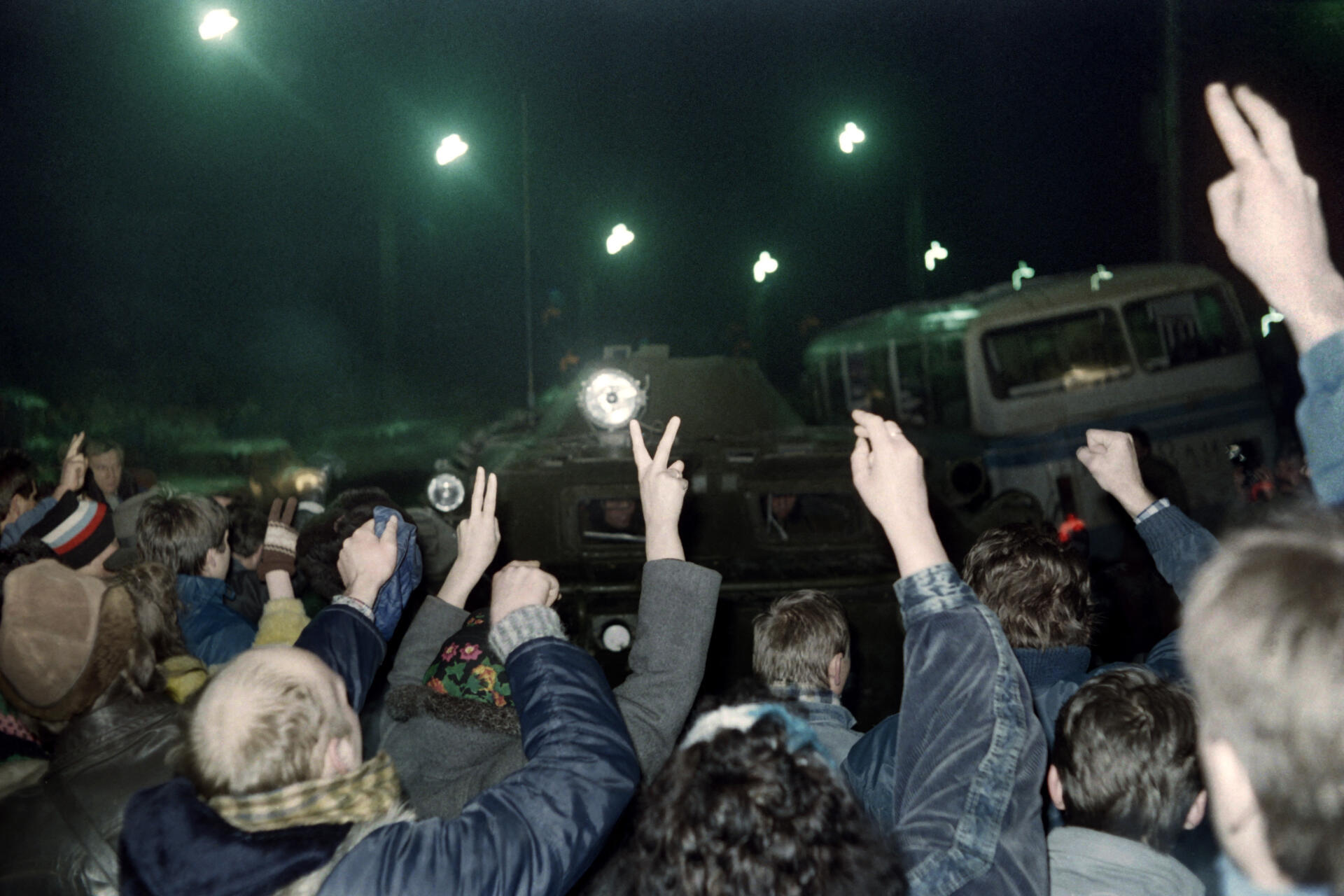 Un groupe de manifestants lituaniens faisant le signe V se tient devant un char de l’Armée rouge soviétique pendant l’assaut de la station de radio et de télévision lituanienne, le 13 janvier 1991 à Vilnius.