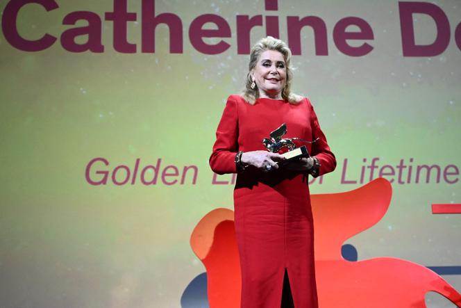 Catherine Deneuve receives a Lion d'honneur at the 79th edition of the Mostra de Venise on August 31, 2022.