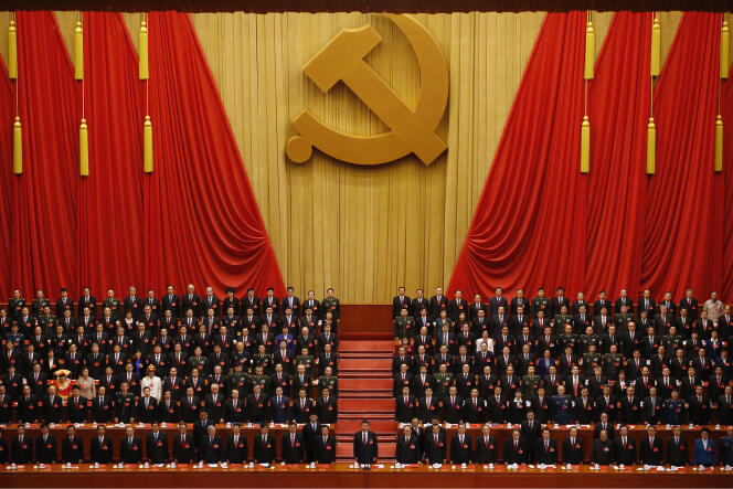 El presidente chino, Xi Jinping, en el centro, junto a sus ejecutivos durante el canto comunista en la ceremonia de clausura del XIX Congreso en el Palacio del Pueblo en Beijing, el 24 de octubre de 2017.