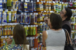 Une femme achète des fournitures scolaires avec sa fille dans un supermarché de Luc-la-Primaube, près de Rodez, le 18 août 2015.
