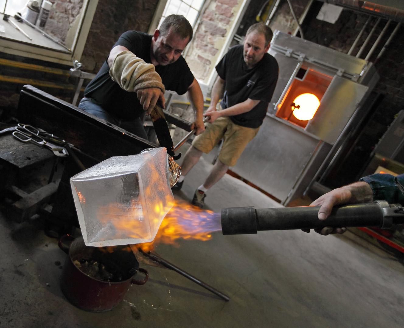 Pezzi di un barattolo di vetro Douglas appena colato (disegnato da François Azamburg).