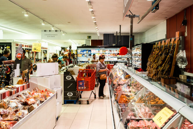 Carnicería en un supermercado Escudero en La Junquera, España, a pocos kilómetros de la frontera francesa, donde acuden muchos franceses a hacer la compra a bajo coste.