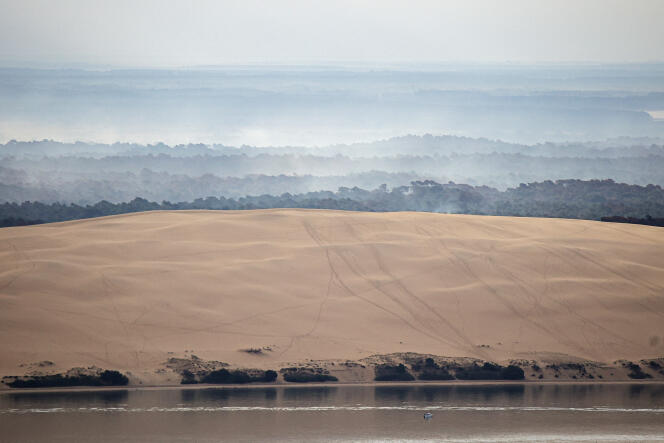 View of the forest and the smoke emanating from it near the Dune du Pilat, July 26.