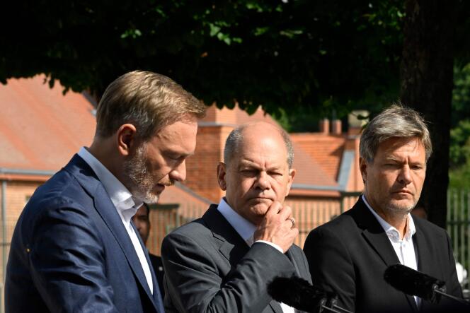 Il cancelliere tedesco Olaf Scholz circondato dai ministri delle finanze e dell'economia Christian Lindner (a sinistra) e Robert Habeck al castello di Meseberg a Gransee (Germania) il 31 agosto 2022.  