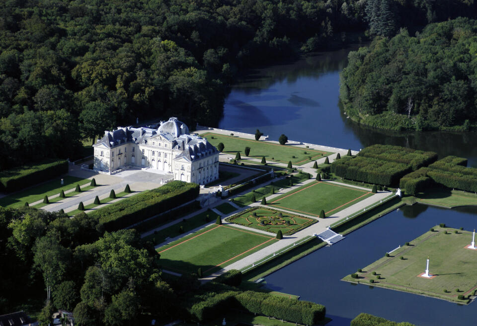 Vue aérienne du chateau du Marais, Val-Saint-Germain, France.