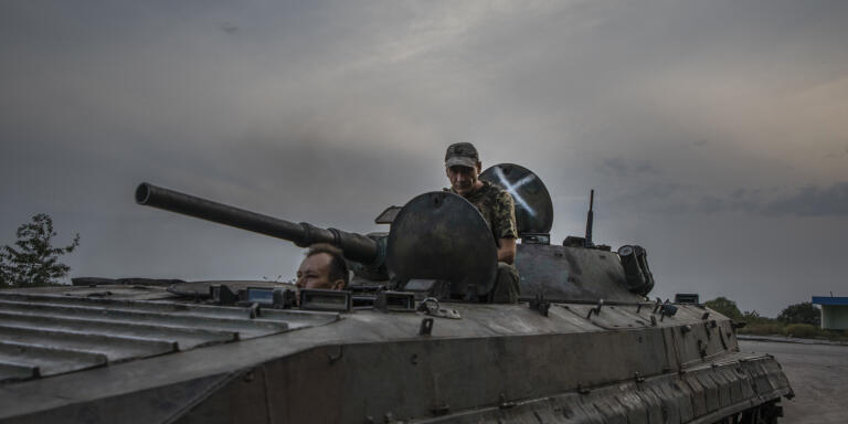 Mykolaïv, August 31, 2022On a road coming from Mykolaïv, a Ukrainian tank drives towards a combat zone in the direction of the city of Kherson.Photo Laurent Van der Stockt for Le Monde