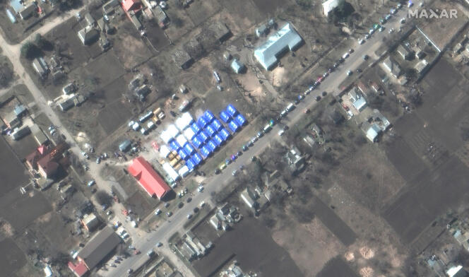 Satellite view of the Bizimini filter camp, March 22, 2022. We see tents and a long line of vehicles coming from Mariupol (Ukraine), to the west.
