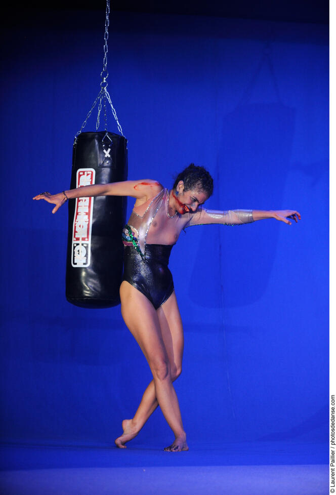 Marlene Monteiro Freitas dans « Guintche » (2010) au festival Uzès danse, en juin 2013.
