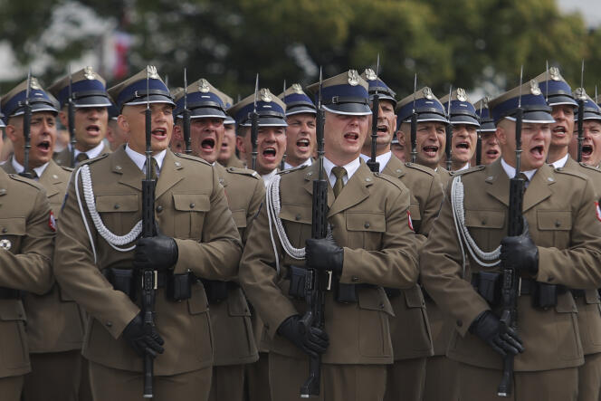 Żołnierze śpiewają hymn narodowy w Święto Wojska Polskiego w Warszawie 15 sierpnia 2022 r. 