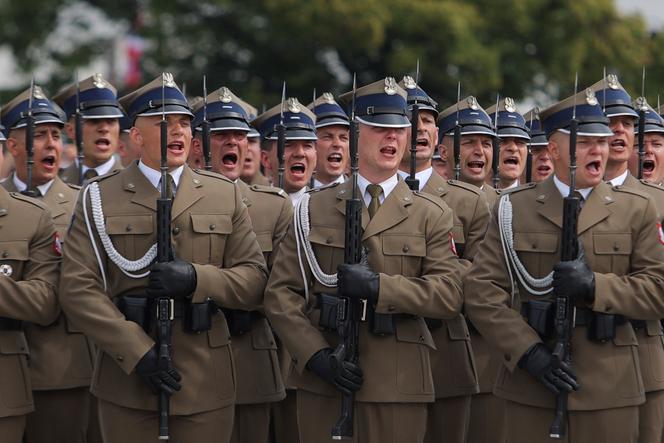 Żołnierze śpiewają hymn narodowy w Święto Wojska Polskiego w Warszawie 15 sierpnia 2022 r. 