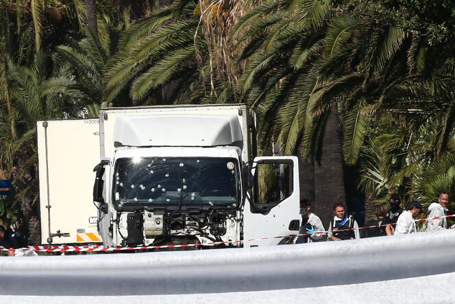 Le camion conduit Mohamed Lahouaiej Bouhlel, le lendemain de l’attentat commis sur la promenade des Anglais, le 15 juillet 2016.