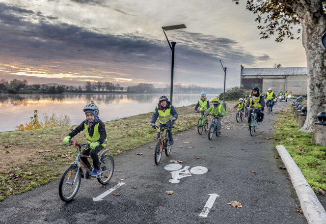 L’association Mâcon Vélo en Ville expérimente le vélobus, un ramassage scolaire à vélo encadré par des bénévoles ou des parents, le 25 novembre 2019.