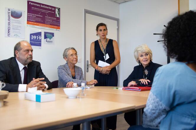 La primera ministra Elisabeth Borne viajó a Essonne, donde visitó, en particular, en Ris-Orangis, el 2 de septiembre de 2022, una asociación que ayuda a las mujeres víctimas de la violencia.  (Foto Raphael Lafargue / PISCINA / AFP)