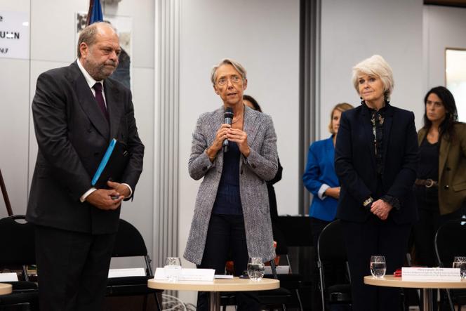 La ministre déléguée chargée de l’égalité entre les femmes et les hommes Isabelle Rome (à droite), avec la première ministre Elisabeth Borne et le garde des sceaux Eric Dupond-Moretti, le 2 septembre 2022, à Ris-Orangis (Essonne).