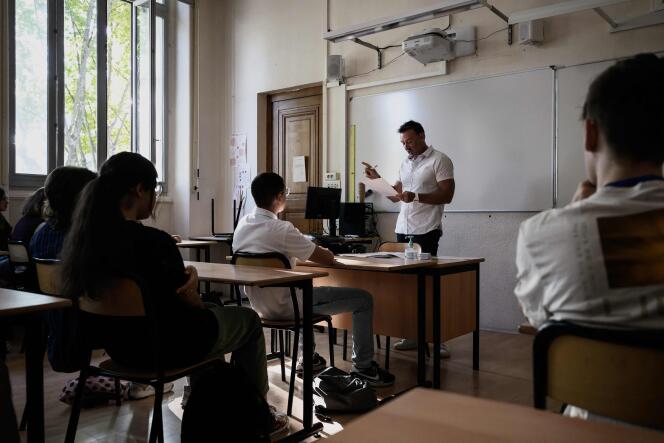 Des élèves écoutent un professeur dans une salle de classe le jour de la rentrée dans un lycée de Lyon, le 1er septembre 2022.