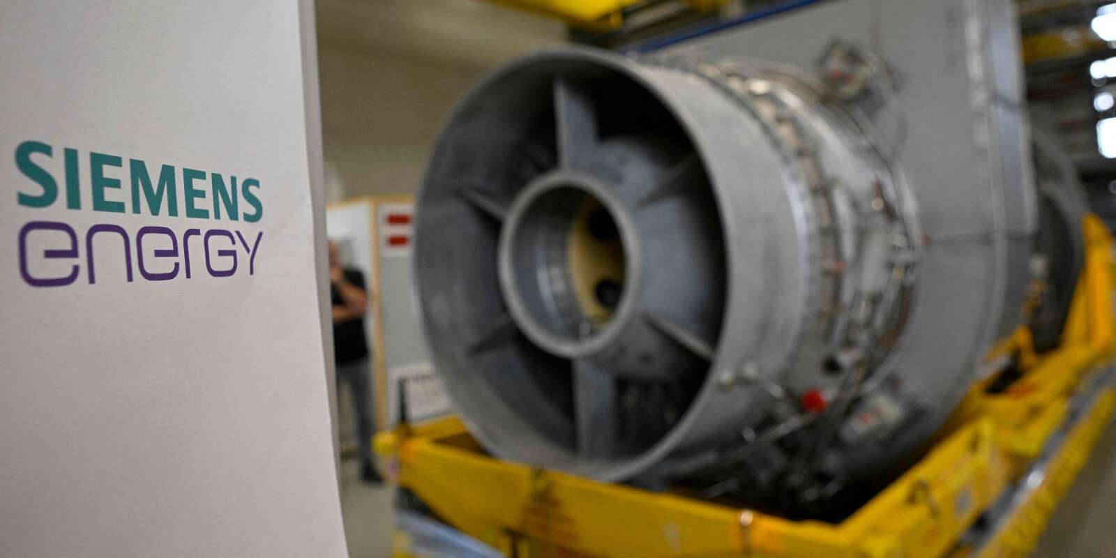 Une turbine du gazoduc Nord Stream stockée à l’usine de Siemens, à Muelheim an der Ruhr, dans l’ouest de l’Allemagne. le 3 août 2022, après des travaux de maintenance au Canada.