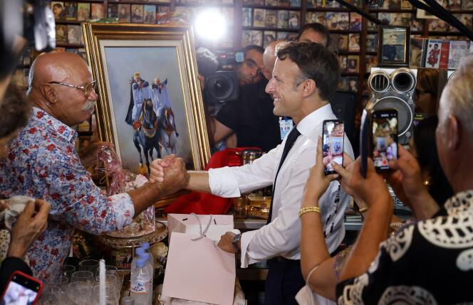 Boualem Benhaoua and Emmanuel Macron in the Disco Maghreb store in Oran on 27 August 2022.