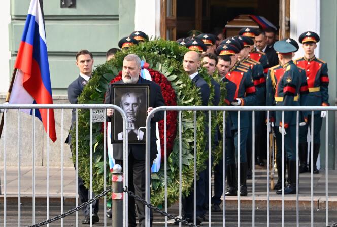 Le journaliste Dmitri Mouratov, rédacteur en chef de « Novaïa Gazeta » et prix Nobel de la paix 2021, sort de la Maison des syndicats en tête du cortège funèbre lors de l’enterrement de Mikhaïl Gorbatchev, à Moscou, le 3 septembre 2022.