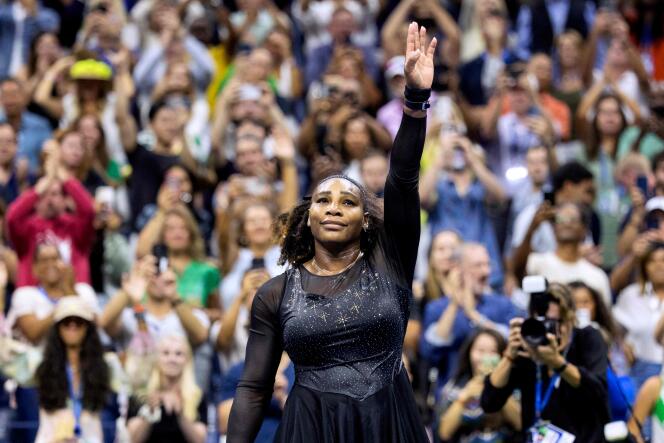 Serena Williams saluda a la multitud después de su derrota ante Ajla Tomljanovic en Nueva York el 2 de septiembre de 2022.