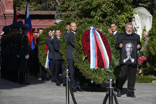 El periodista Dmitry Muratov, ganador del Premio Nobel de la Paz, lleva un retrato de Mikhail Gorbachev durante su funeral en Moscú el 3 de septiembre.