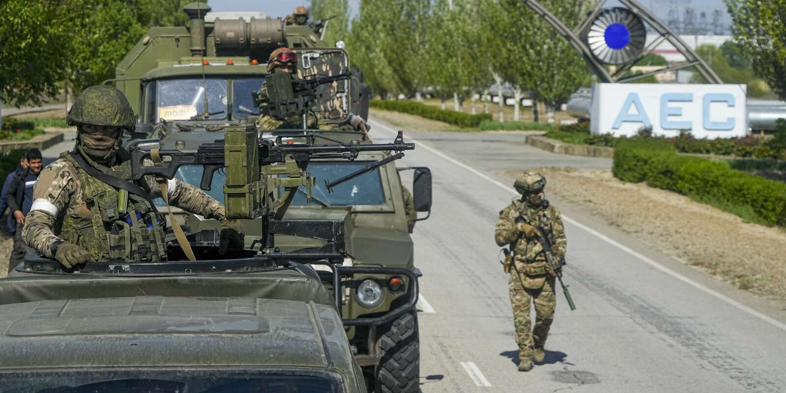 Un convoi militaire russe en route vers la centrale nucléaire de Zaporijia, à Enerhodar, dans le sud-est de l’Ukraine, le 1er mai 2022. 