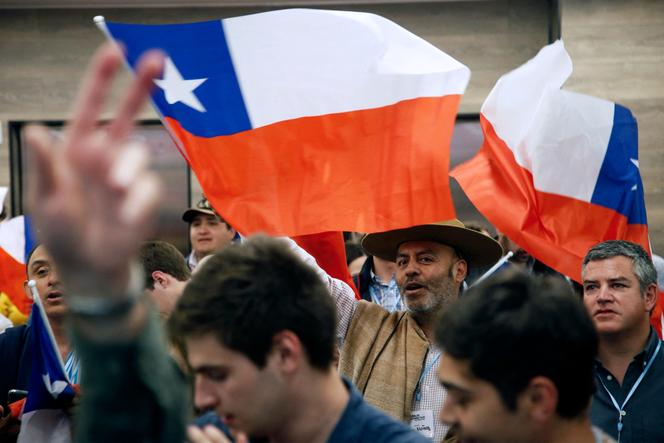 Des opposants au projet de nouvelle Constitution chilienne réagissent après avoir pris connaissance des premiers résultats du référendum, à Santiago, le 4 septembre 2022.