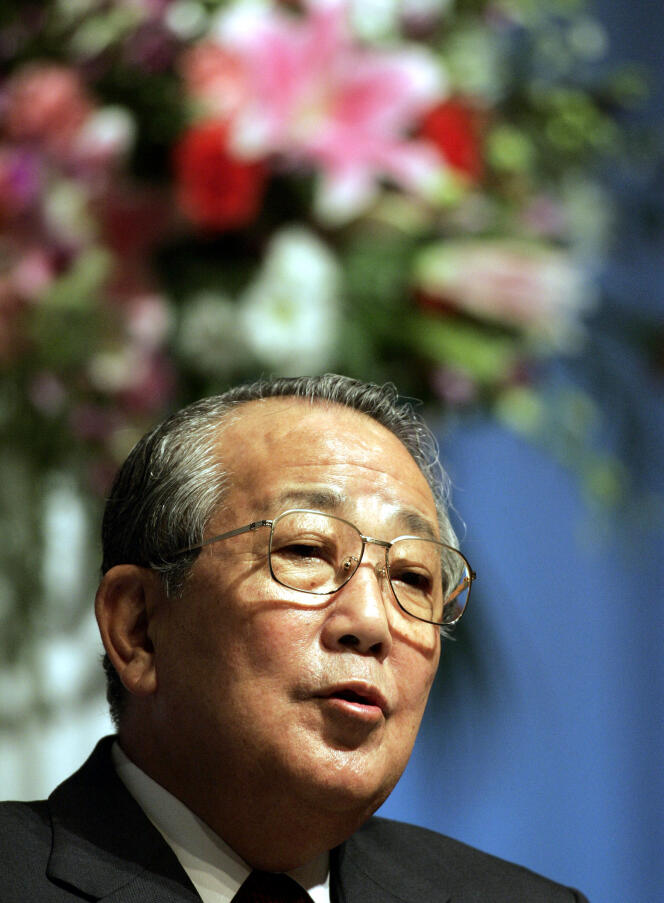 Kyocera Founder and Chairman Emeritus, Kazuo Inamori attends the 6th Nikkei Global Management Forum at a Tokyo hotel, 18 October 2004. 