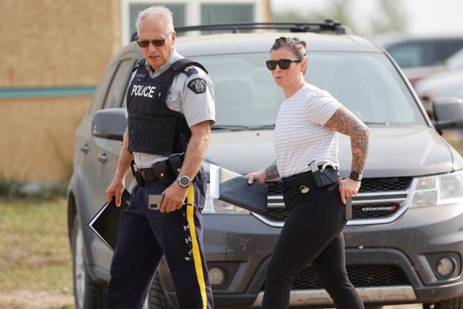 Ufficiali di polizia a cavallo della Royal Canadian della James Smith Cree Nation nella provincia del Saskatchewan il 5 settembre 2022.