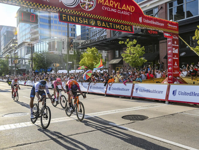 Belgian rider Sep Vanmarcke, from the Israel-Premier Tech team, on the left, at the finish line of the first edition of the Maryland Cycling Classic, in Baltimore (United States), on September 4.  The Israeli team is directly affected by relegation. 