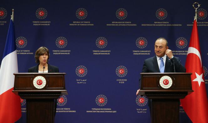 Catherine Colonna, ministre française de l’Europe et des affaires étrangères, et Mevlüt Çavusoglu (à droite), ministre turc des affaires étrangères, s’adressent aux médias après des entretiens à Ankara, en Turquie, le 5 septembre 2022.  