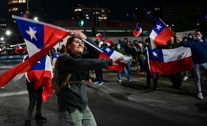 Manifestations de joie dans les rues de Santiago après l’annonce des résultats du vote référendaire, le 4 septembre 2022.