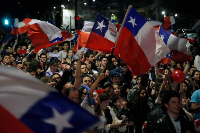 Des opposants au projet de nouvelle Constitution chilienne réagissent après avoir pris connaissance des résultats du référendum rejetant le texte, à Santiago, le 4 septembre 2022.