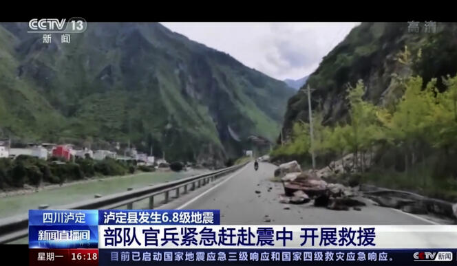 Le immagini della CCTV statale cinese mostrano i danni causati dal terremoto che ha colpito un'area montuosa nel sud-ovest della Cina, mobilitando migliaia di soccorritori il 5 settembre 2022.
