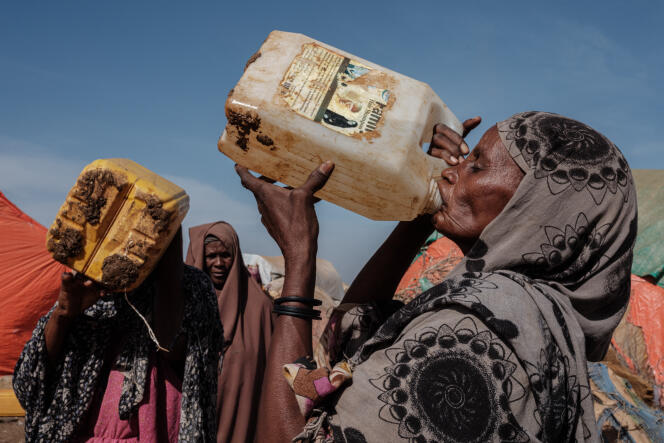 Distribution d’eau dans un camp de déplacés à Baidoa, en Somalie, en février 2022.