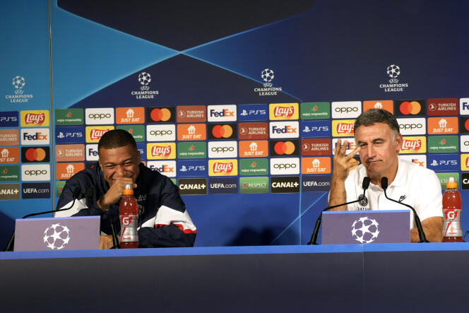 L’attaquant du PSG Kylian Mbappé aux côtés de son entraîneur Christophe Galtier, lors d’une conférence de presse, le 5 septembre 2022. 