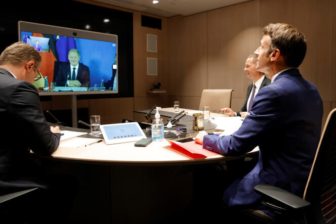 Emmanuel Macron habló por videoconferencia con el canciller alemán Olaf Scholz sobre la crisis energética en Europa ante la amenaza de un invierno sin gas ruso, en el Palacio del Elíseo el 5 de septiembre de 2022.