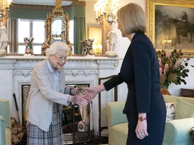 La reina Isabel II saluda a Liz Truss durante una audiencia en Balmoral, Escocia, el martes 6 de septiembre de 2022.