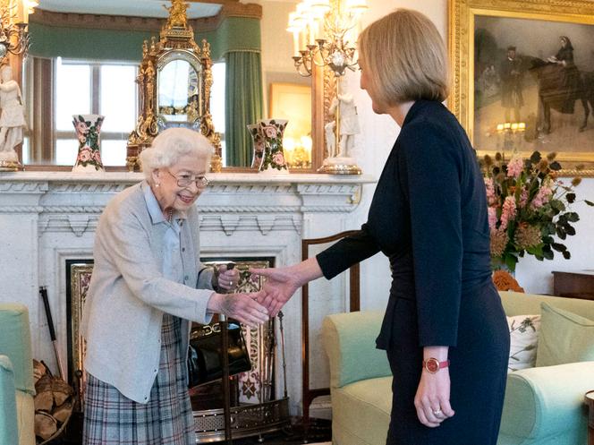 La reina Isabel II saluda a Liz Truss durante una audiencia en Balmoral, Escocia, el martes 6 de septiembre de 2022.