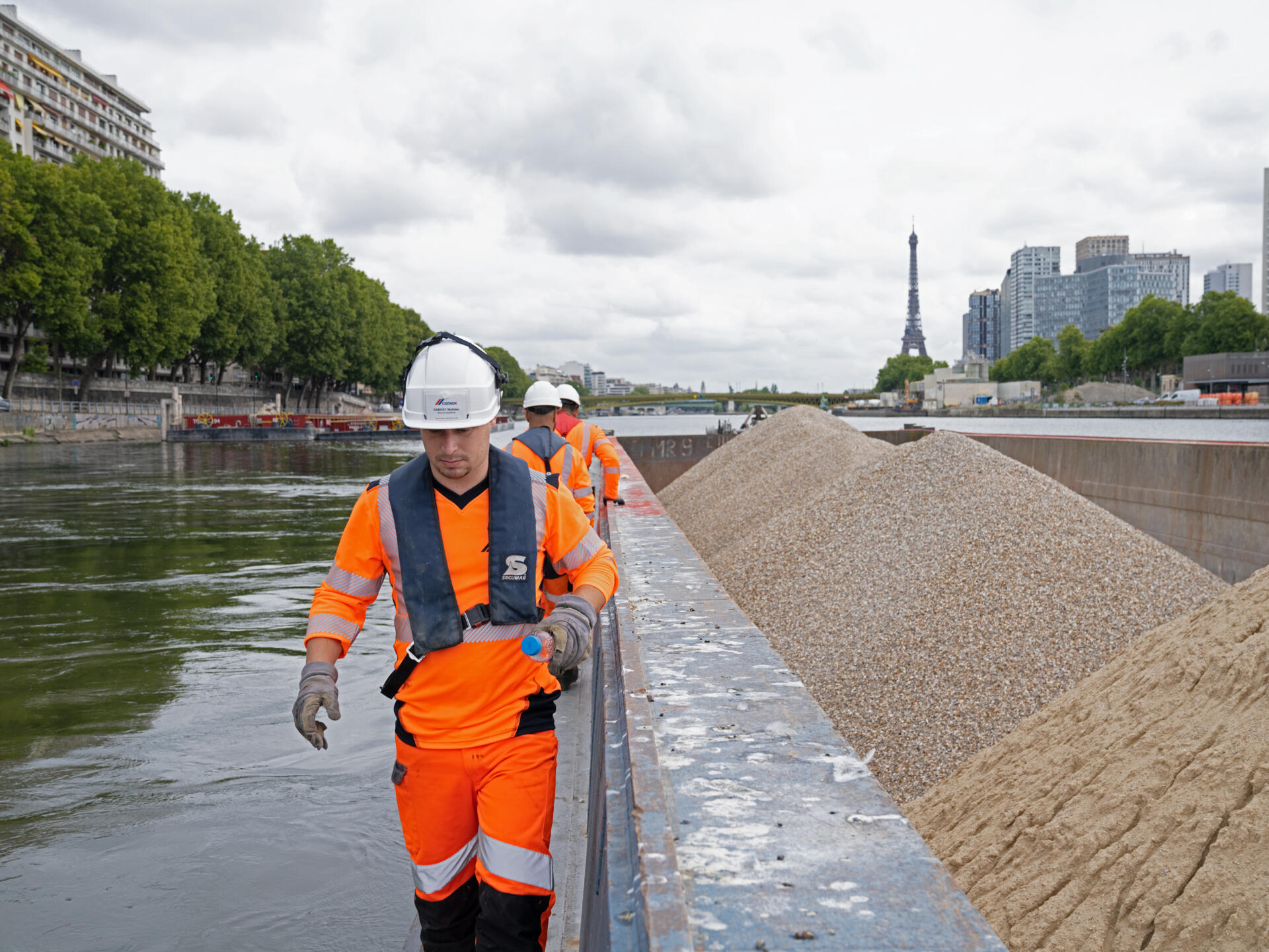 Le « Goéland », chargé de sable et de gravier, manœuvre sur la Seine, dans le sud-ouest de Paris, le 30 juillet 2022.