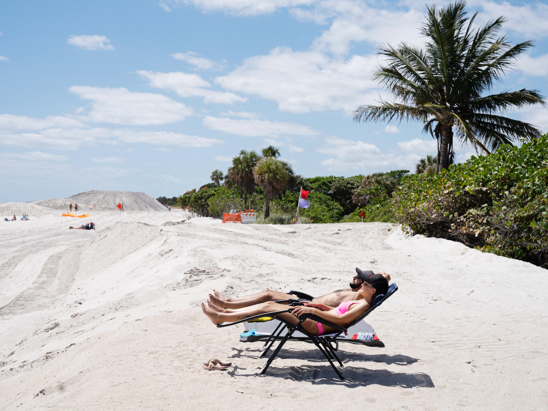 Dua turis memanfaatkan tidak adanya pekerjaan pada hari Minggu, di Fort Lauderdale (Florida), pada 8 April 2022.