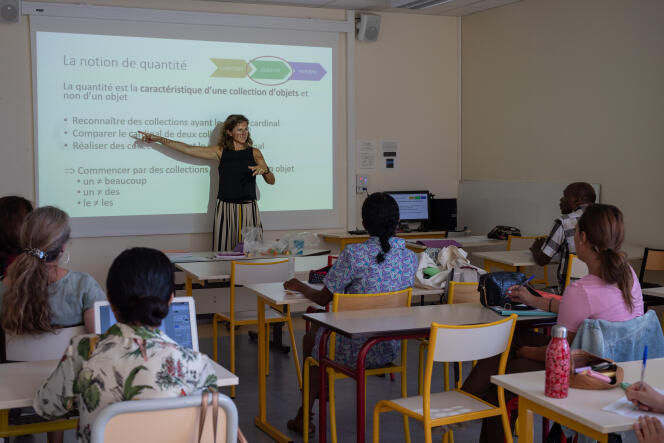 Une formatrice donne des cours d’enseignement des mathématiques aux contractuels recrutés pour les écoles primaires de Seine-Saint-Denis, à Livry-Gargan (Seine-Saint-Denis), le 25 août 2022.