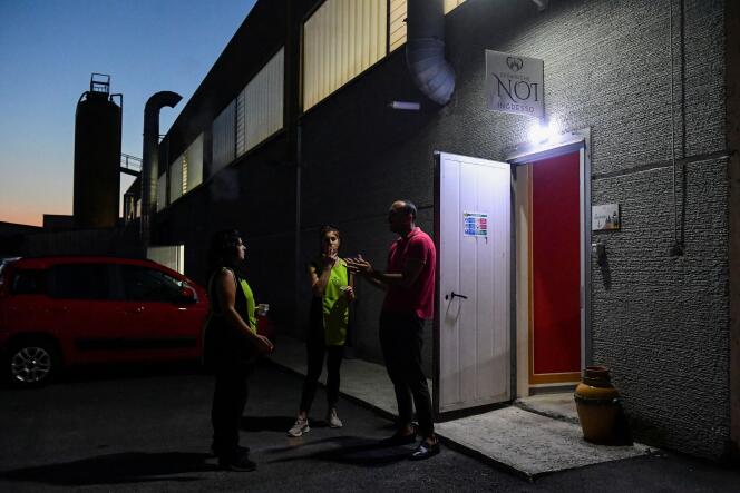 Employees on a break in front of a ceramics factory.  Workers begin their shifts before dawn to optimize sunlight.  Città di Castello (Italy), August 30, 2022.