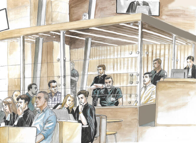 El estrado de los acusados ​​en el juicio por los atentados de Niza, en el Palacio de Justicia de París, el 5 de septiembre de 2022. En primer plano, con camisa azul, Mohamed Ghraieb;  en el palco, a la izquierda, Chokri Chafroud, ya la derecha, Ramzi Arefa.