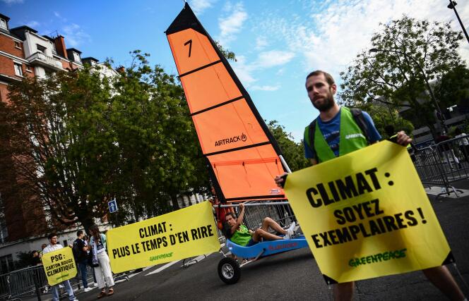 Des militants de Greenpeace devant le Parc des Princes, à Paris, le 6 septembre 2022.