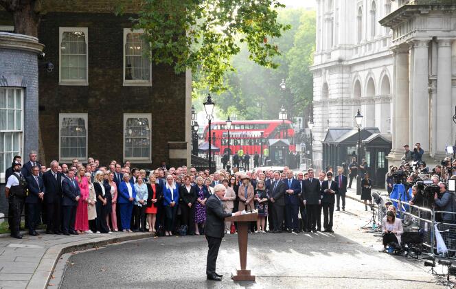 El primer ministro británico saliente, Boris Johnson, da su último discurso frente al número 10 de Downing Street en Londres el 6 de septiembre de 2022, antes de dirigirse a Balmoral para presentar su renuncia.