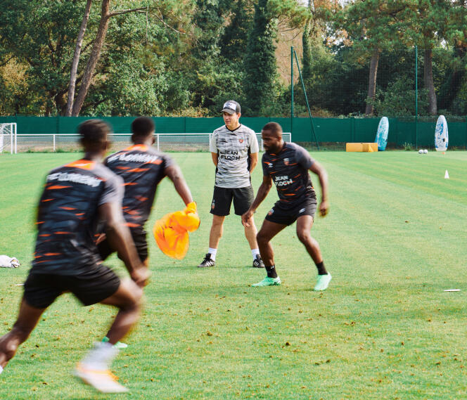 Regis Lebirs supervising the work of his players on the lawn of the FC Lorient training center on September 2.  The very people who are delighted to discover 