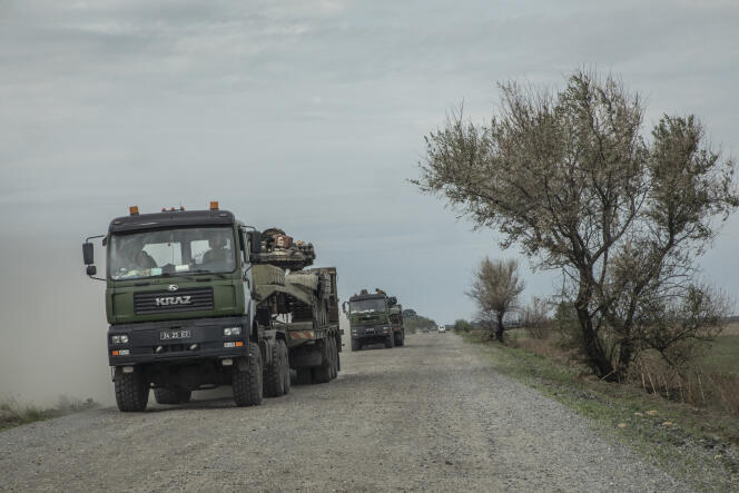 Tanques transportados por camiones a los frentes ucranianos, en una carretera hacia Kherson.  Aquí en Mykolaiv (Ucrania), 3 de septiembre de 2022.